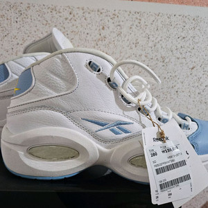 리복 농구화 280mm 제품입니다. 흰색과 하늘색의 조