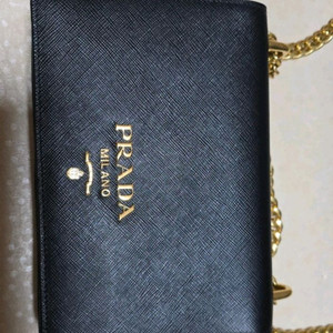 프라다 사피아노체인숄더백 블랙 판매합니다