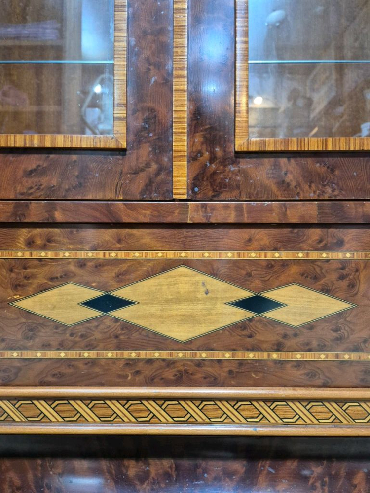 영국 엔틱 유리선반 조명 장식장 이미지