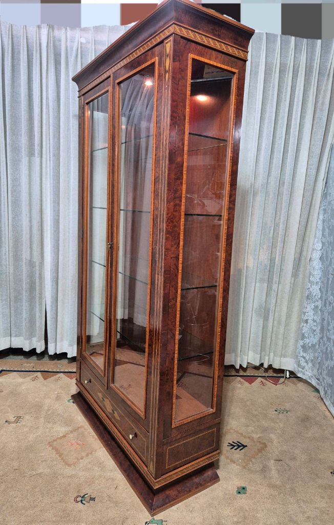 영국 엔틱 유리선반 조명 장식장 이미지