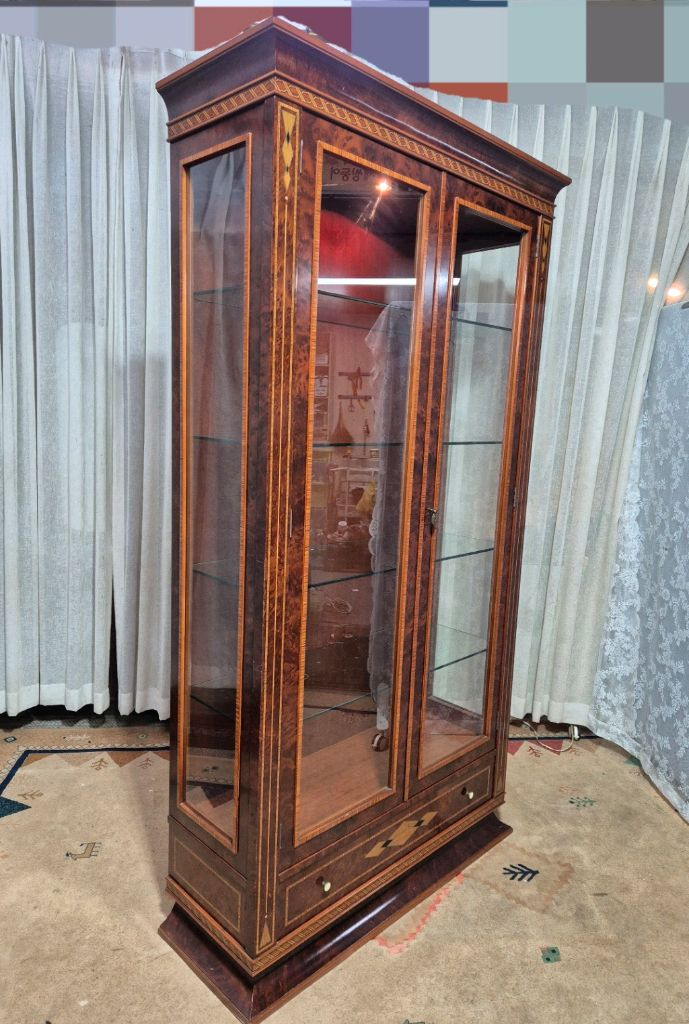 영국 엔틱 유리선반 조명 장식장 이미지