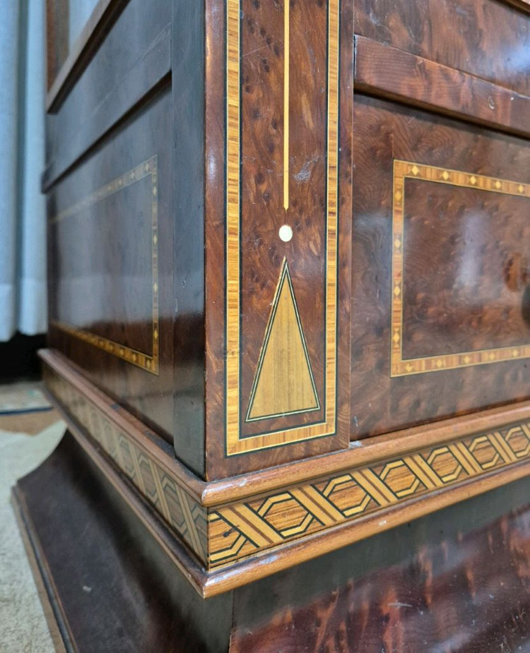 영국 엔틱 유리선반 조명 장식장 이미지