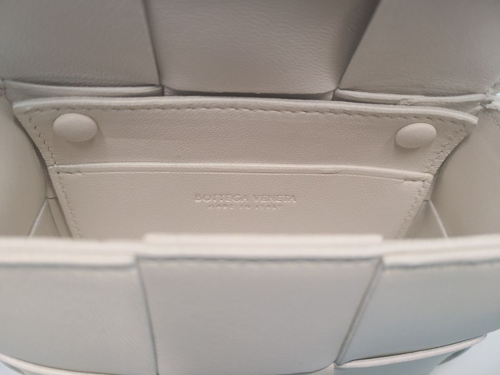 보테가베네타 미니 레더 카세트백 화이트--7