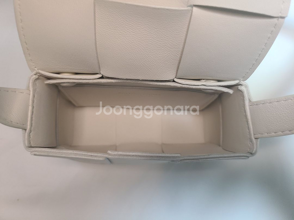 보테가베네타 미니 레더 카세트백 화이트--8