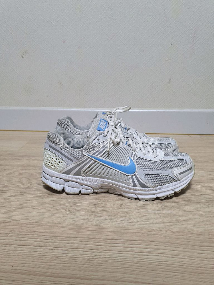 나이키 에어 줌 보메로5 운동화 270--0