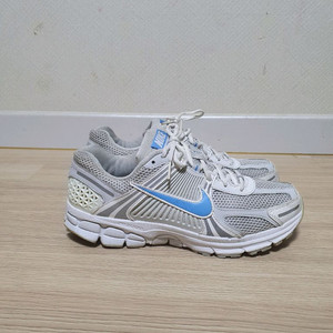 나이키 에어 줌 보메로5 운동화 270