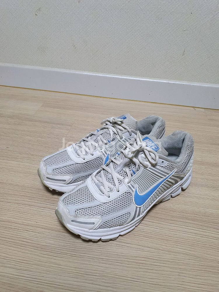 나이키 에어 줌 보메로5 운동화 270--3