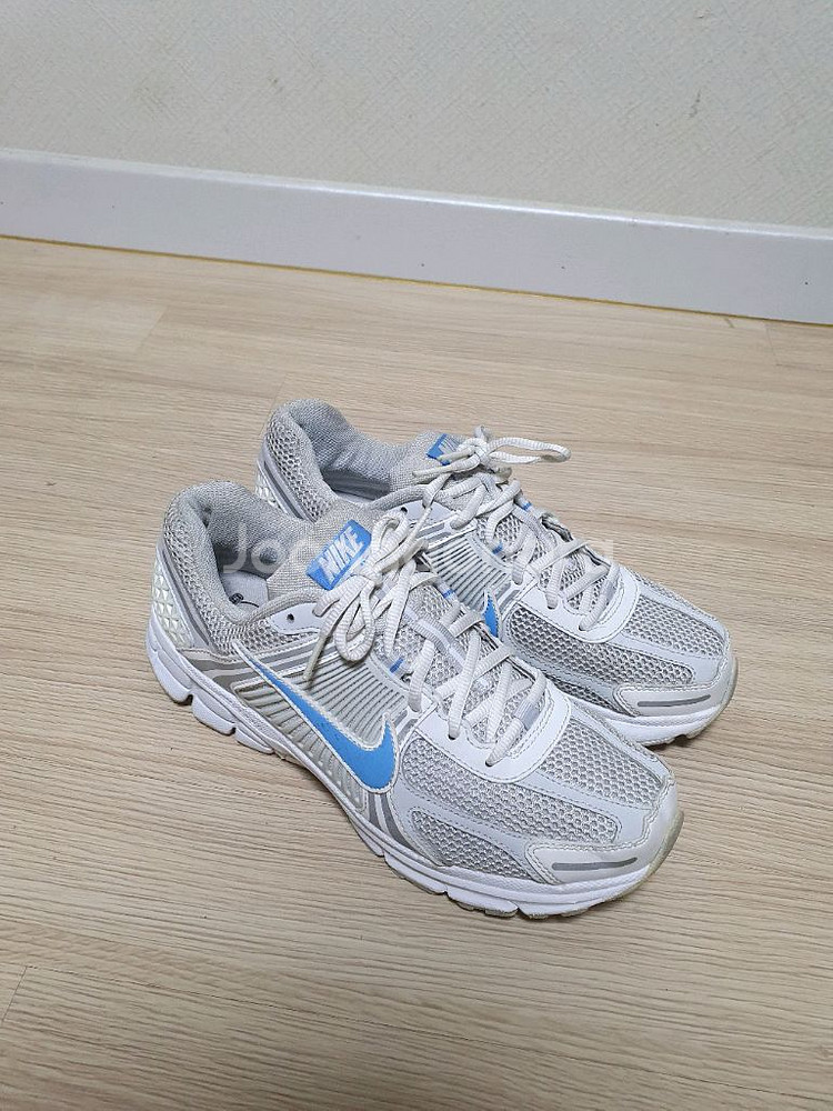 나이키 에어 줌 보메로5 운동화 270--1