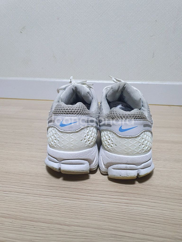 나이키 에어 줌 보메로5 운동화 270--4