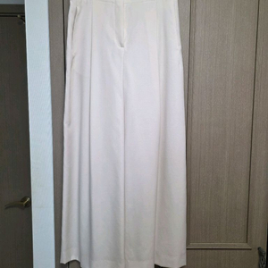 롱한 기장감의 아이보리 와이드 팬츠
