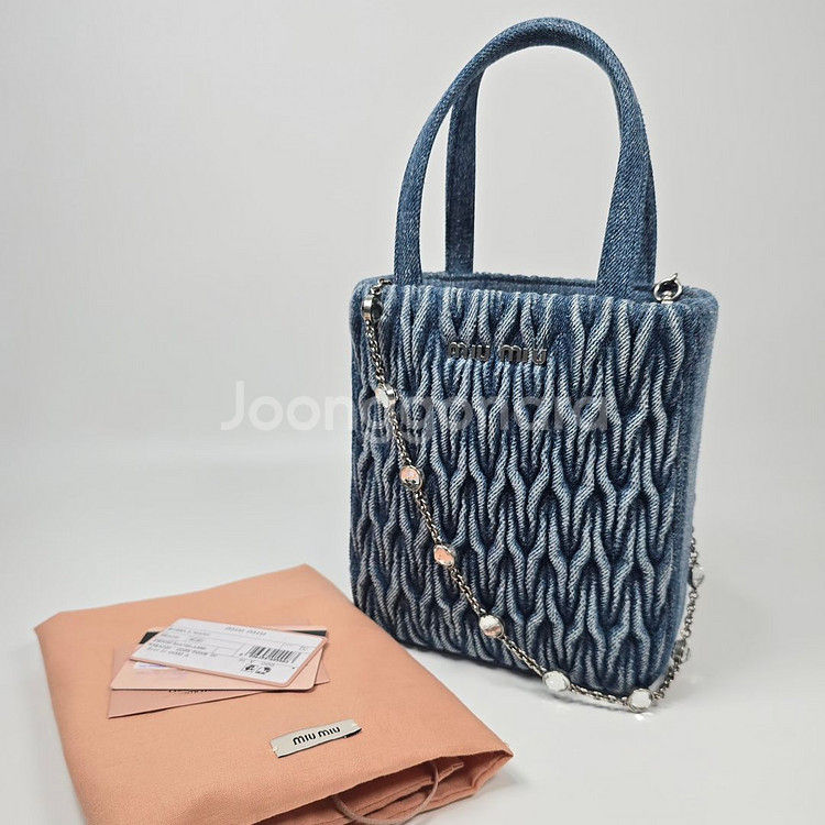 미우미우 마테라쎄 로고 데님 체인 토트백--0