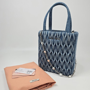 미우미우 마테라쎄 로고 데님 체인 토트백