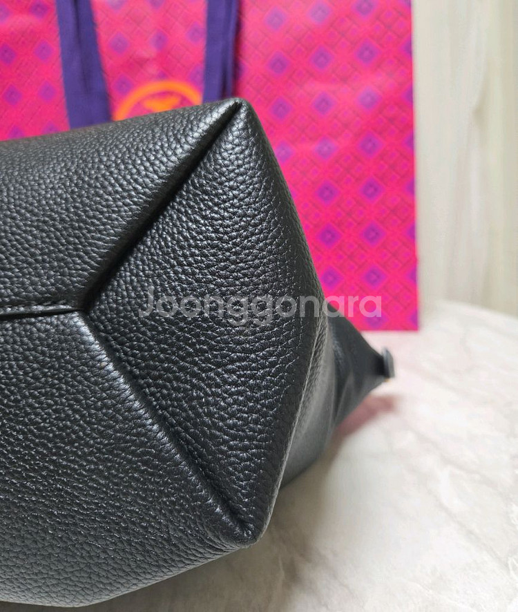 정품 토리버치 가죽 토트백 팝니다.--4