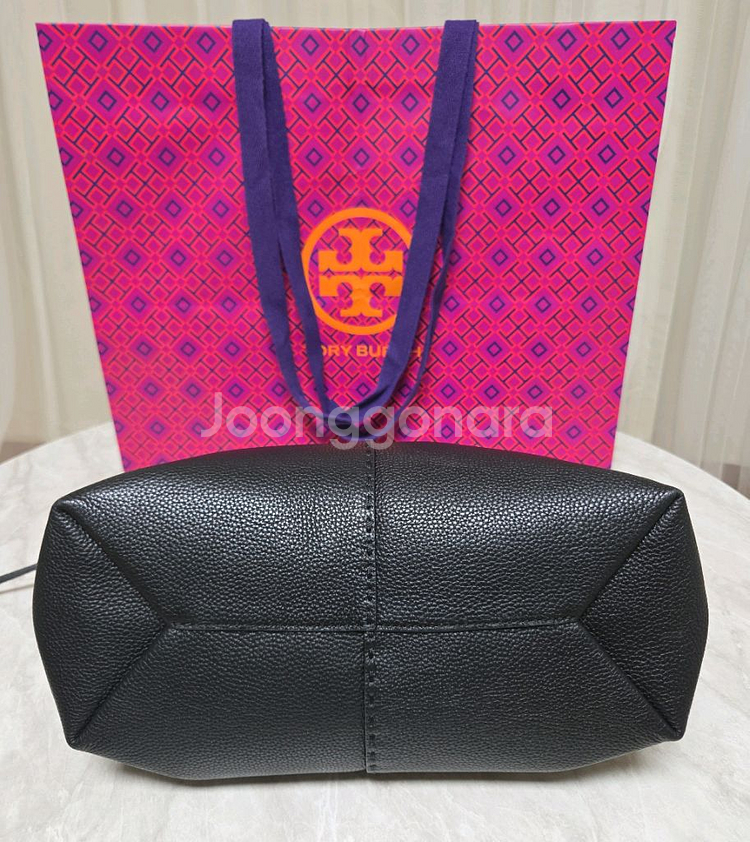 정품 토리버치 가죽 토트백 팝니다.--3