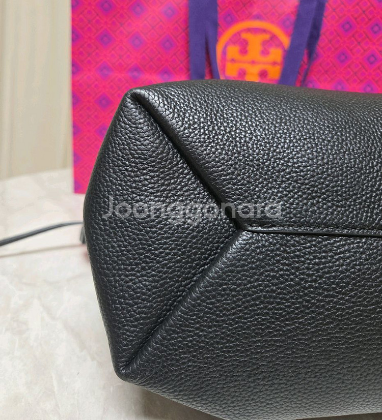 정품 토리버치 가죽 토트백 팝니다.--5