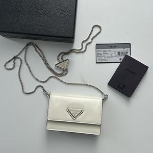 프라다 미니 체인백 화이트 1MR034