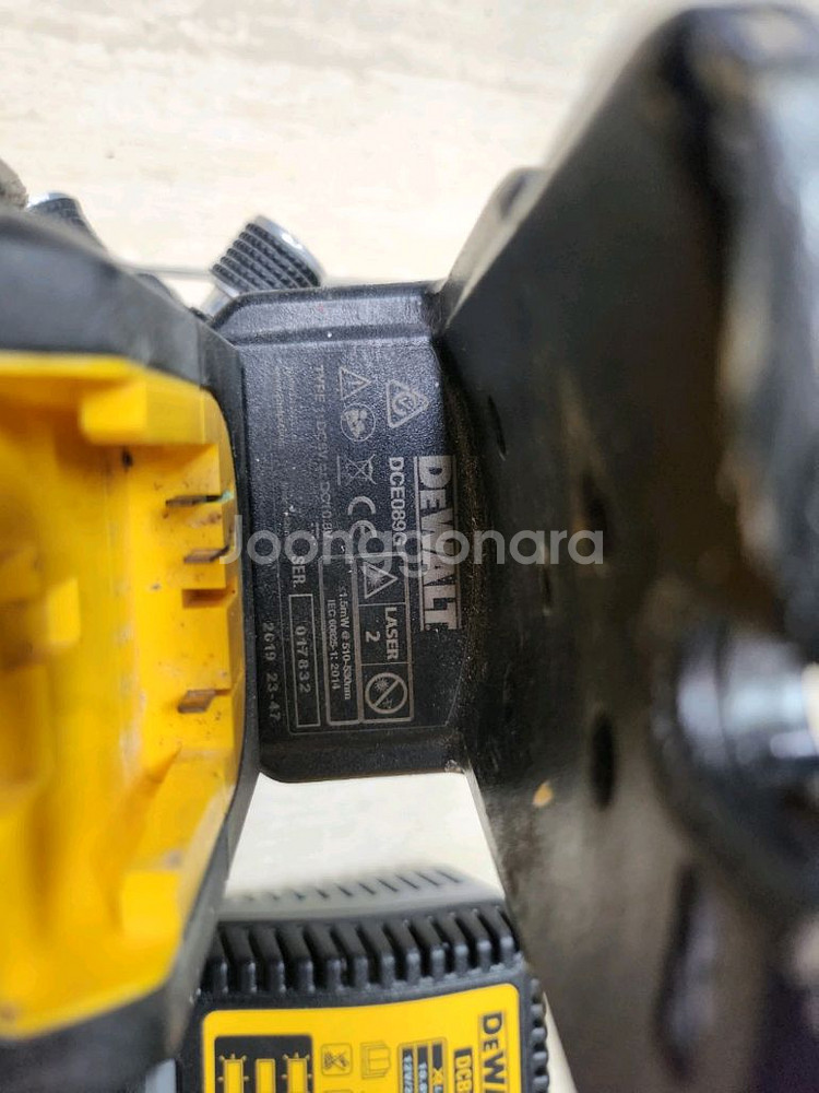 디월트 DCE089G 그린 레이저 레벨기--1