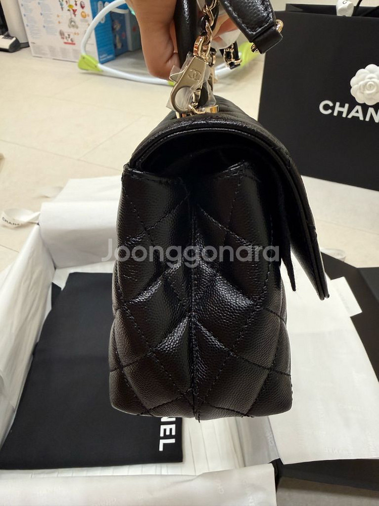 샤넬 코코핸들 미듐(구 스몰) 블랙+샴페인골드--7