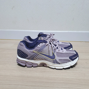 나이키 줌 보메로5 운동화 245