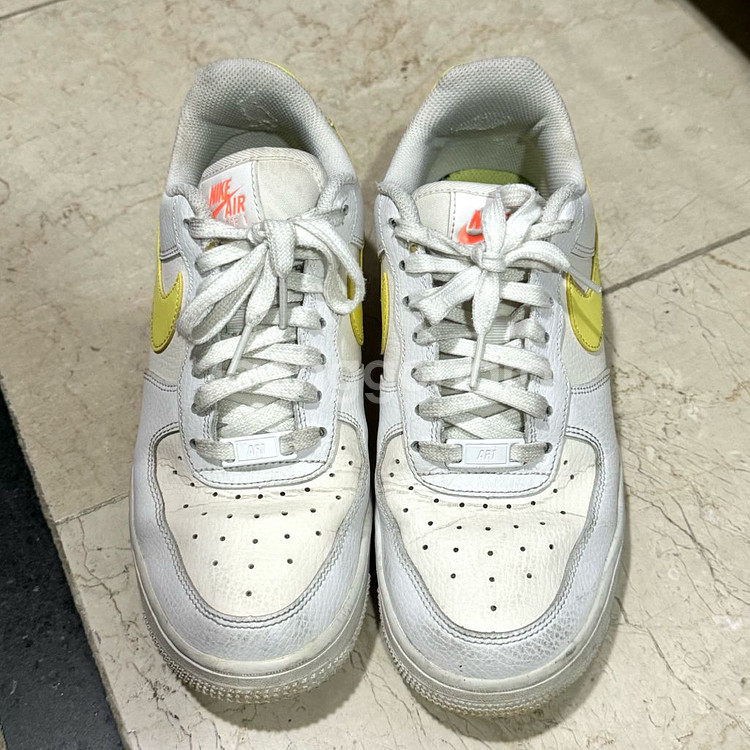 나이키 우먼즈 에어포스 1 07 LE 로우 화이트 레몬--1