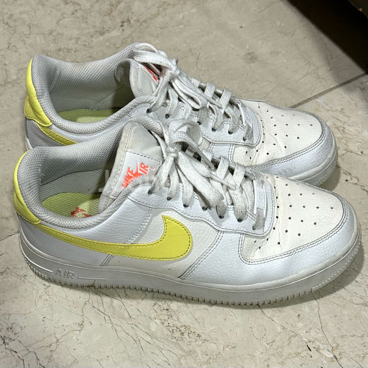 나이키 우먼즈 에어포스 1 07 LE 로우 화이트 레몬--4