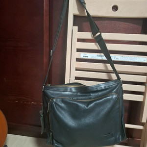 투미 가죽크로스백