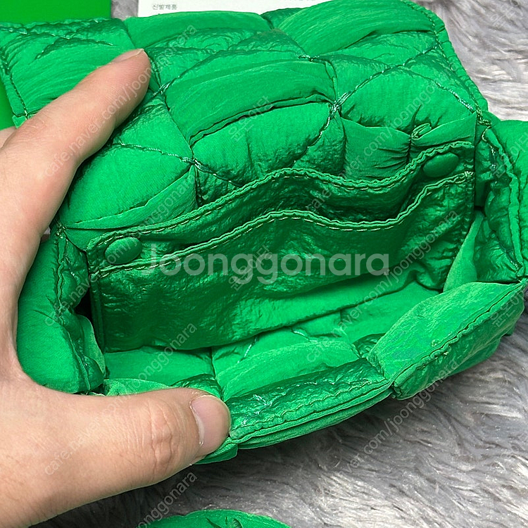 [풀구성] 보테가베네타 패딩 미니 카세트백 그린--3