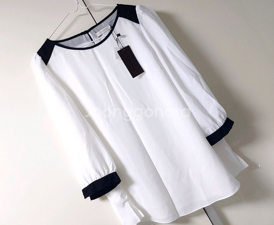 [새상품]쉬즈미스 배색 블라우스--0