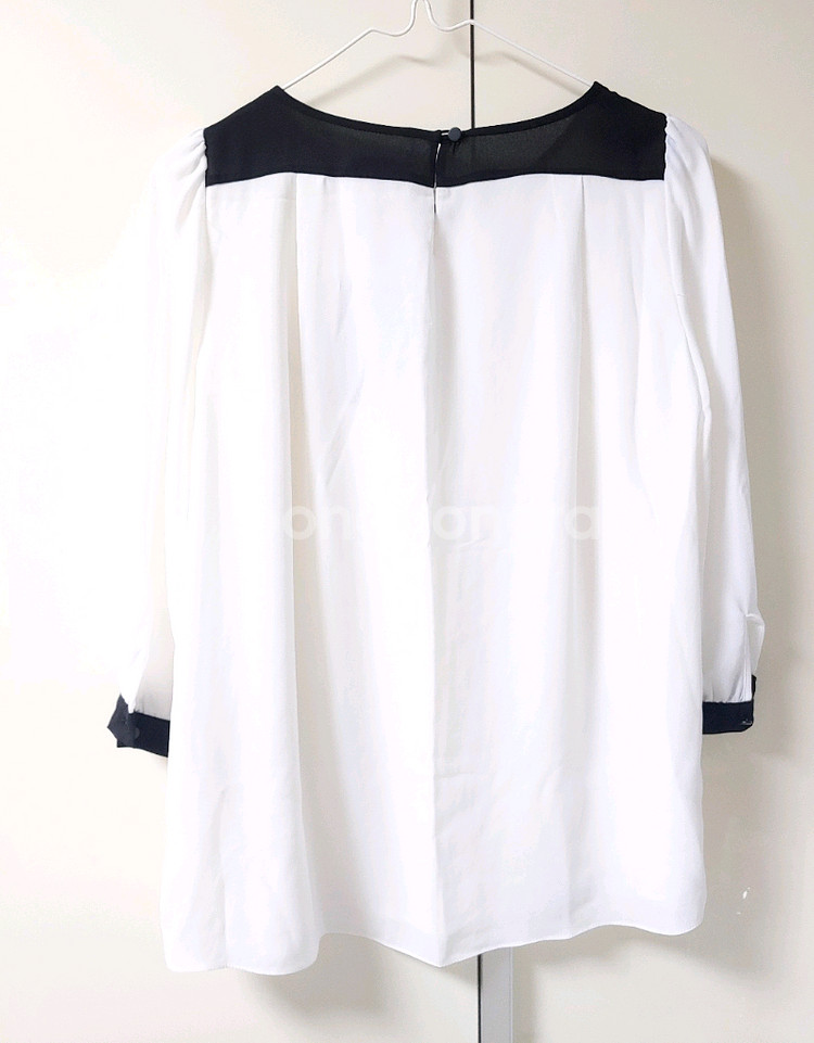 [새상품]쉬즈미스 배색 블라우스--3