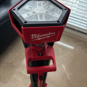 밀워키 M18 LED 스탠드라이트 + 배터리 5A
