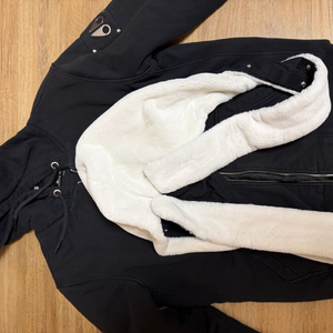 무스너클 버니스웨터