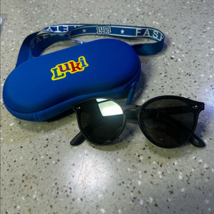 Luki 아동용 선글라스 블랙 판매합니다.