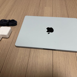 MacBook Air M2 256기가 판매합니다.
