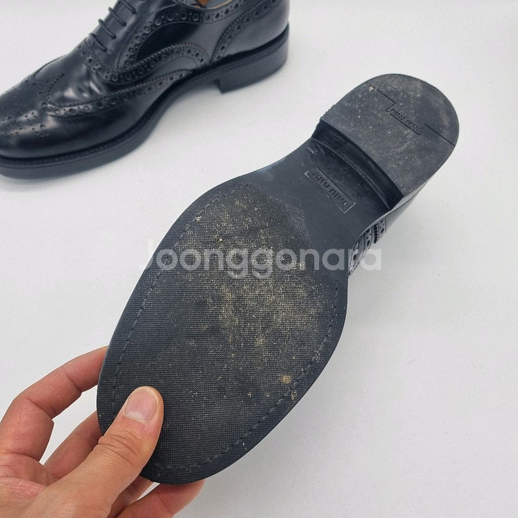 처치스 x 미우미우 23fw 브러쉬드 레더 브로그 남성--2