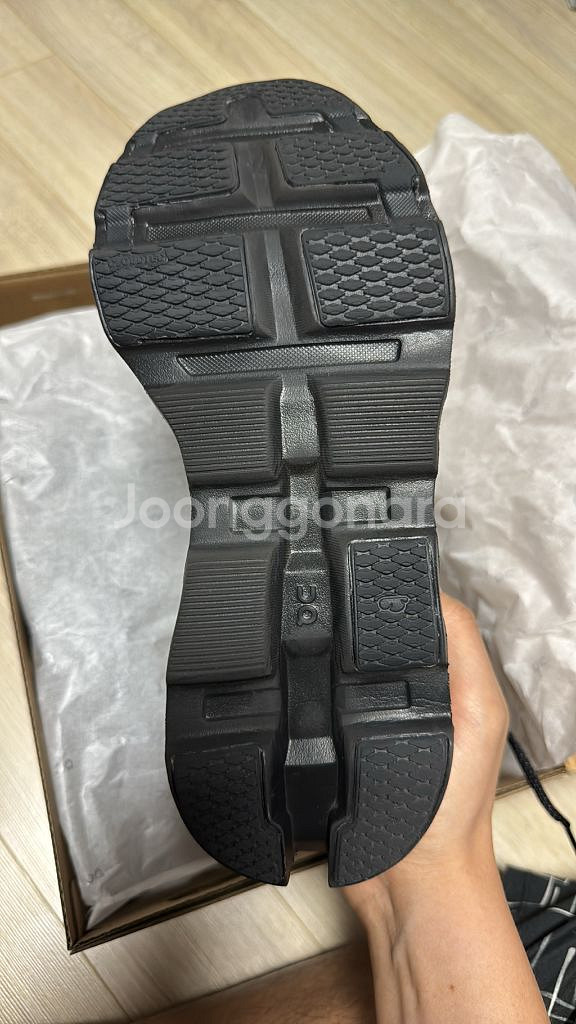 온러닝 클라우드몬스터2 270사이즈 팝니다 1회착용--1