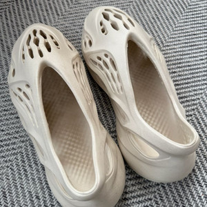 아디다스 이지폼러너 크림 265