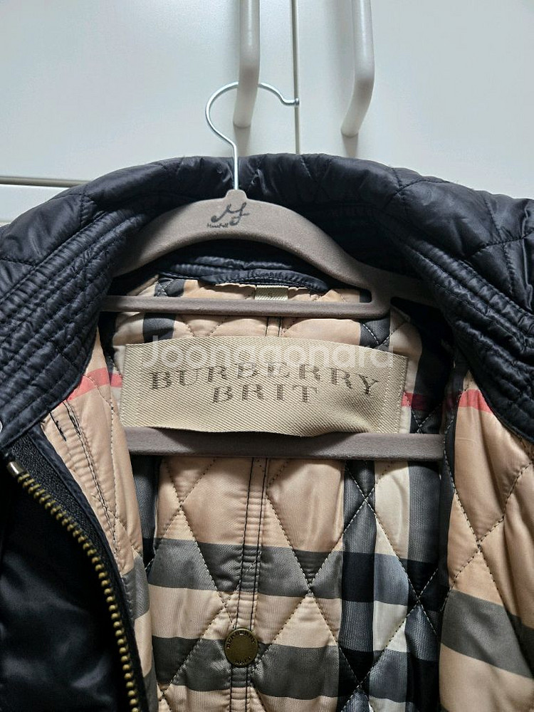 버버리 경량 퀼팅패딩--3