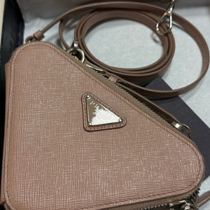프라다 사피아노 미니 삼각 클러치 가방끈 인보이스 박스