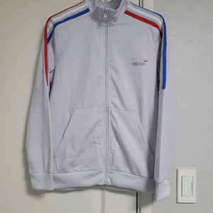 아디다스키즈 집업 팝니다. 사이즈 160 새상품