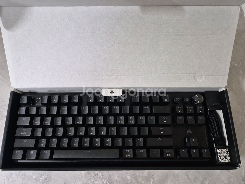 커세어 K70 RGB CORE TKL 무선 저소음 은축--1