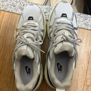나이키 V2K 런서밋 메탈릭 실버 운동화 255mm