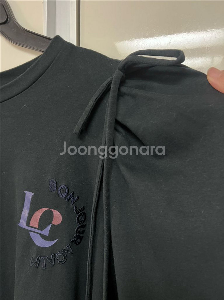 21 럭키슈에뜨 리본 셔링퍼프소매 긴팔티셔츠 블랙 자수--3