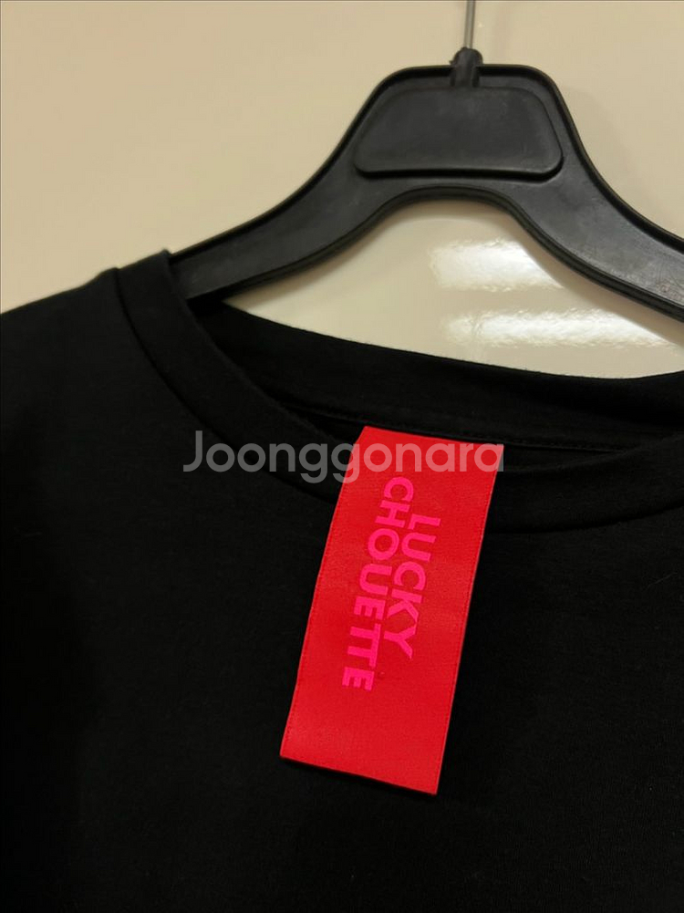 21 럭키슈에뜨 리본 셔링퍼프소매 긴팔티셔츠 블랙 자수--8