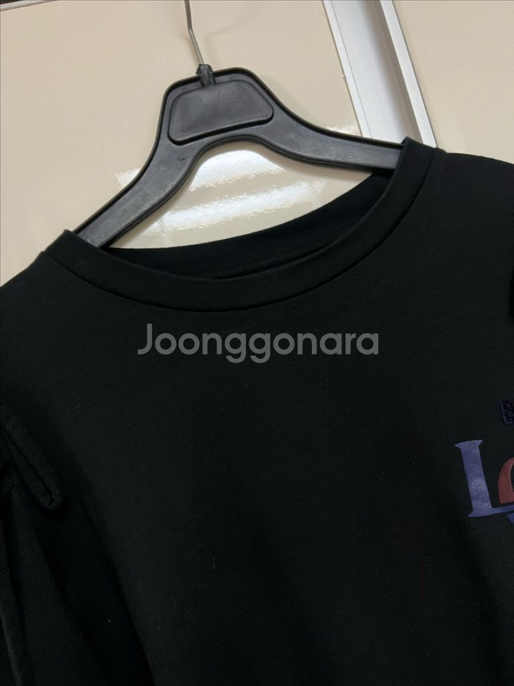 21 럭키슈에뜨 리본 셔링퍼프소매 긴팔티셔츠 블랙 자수--5