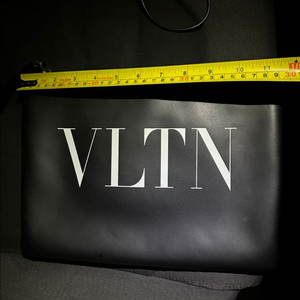 발렌티노. 클러치백정품 전시상품급 기스거의없습니다택포