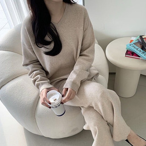 르꼬르망.세상부들한 브이넥 니트&바지