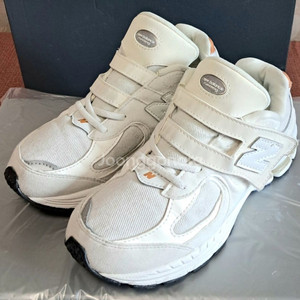 뉴발란스키즈 2002r 아이보리 200사이즈 운동화