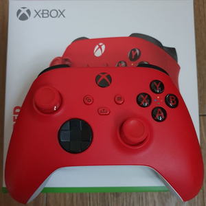 XBOX 4세대 펄스레드 패드 + 레이저 충전독 팝니다
