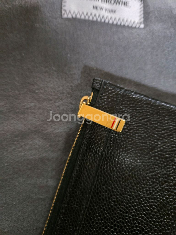 [톰브라운]페블 그레인 레더 도큐먼트거싯 폴리오블랙--2