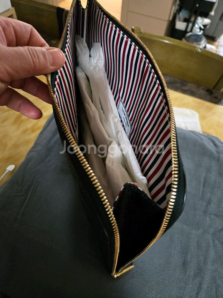 [톰브라운]페블 그레인 레더 도큐먼트거싯 폴리오블랙--4